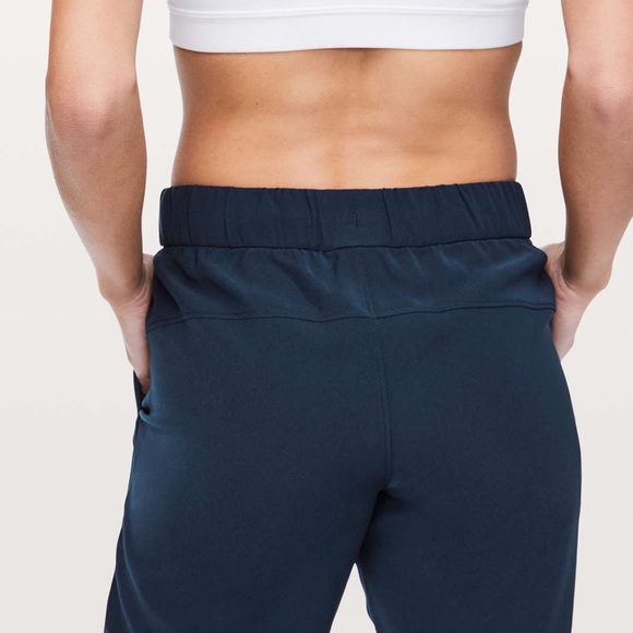Lululemon On The Fly Crop Sz4 True Navy - Picture 2 of 11
